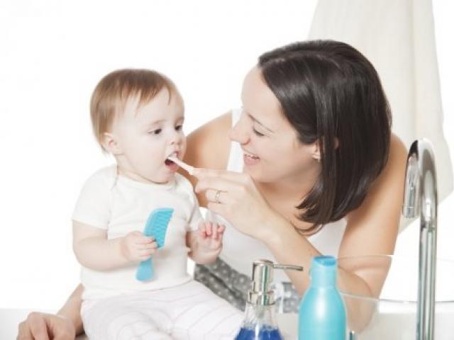 Как чистить зубы детям до 2 лет
