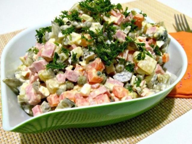 Вкусный салат Оливье – рецепт классический пошагово с фото
